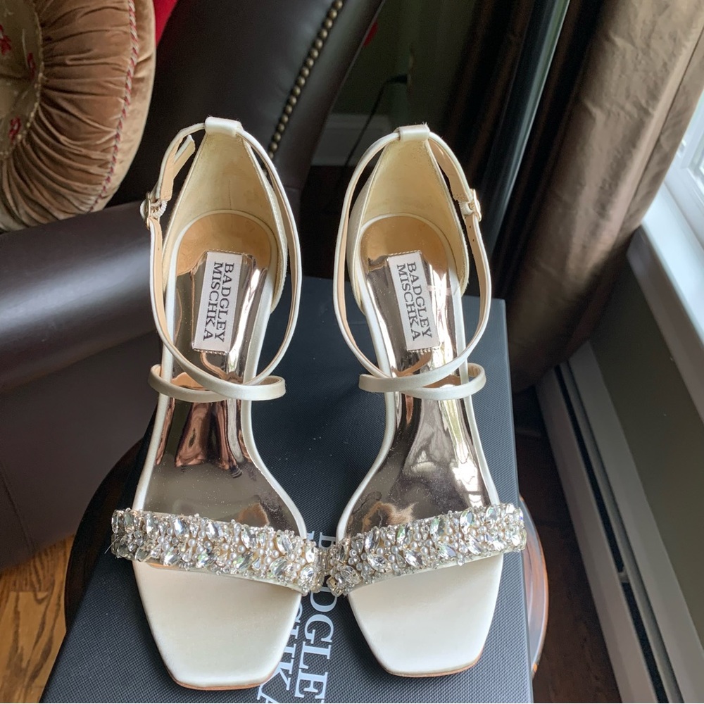NIB New Badgley Mischka Ivory White Satin Jeweled Wedding Heels Sandals Sz 5.5 - Picture 4 of 6